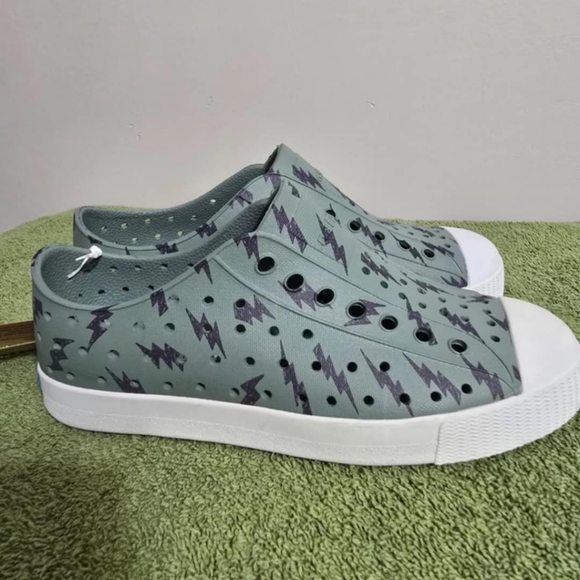 Native MISMATCH SIZE 1 AND 2 Jefferson Print Slip On Shoe Lightning Green NWT - Picture 4 of 13